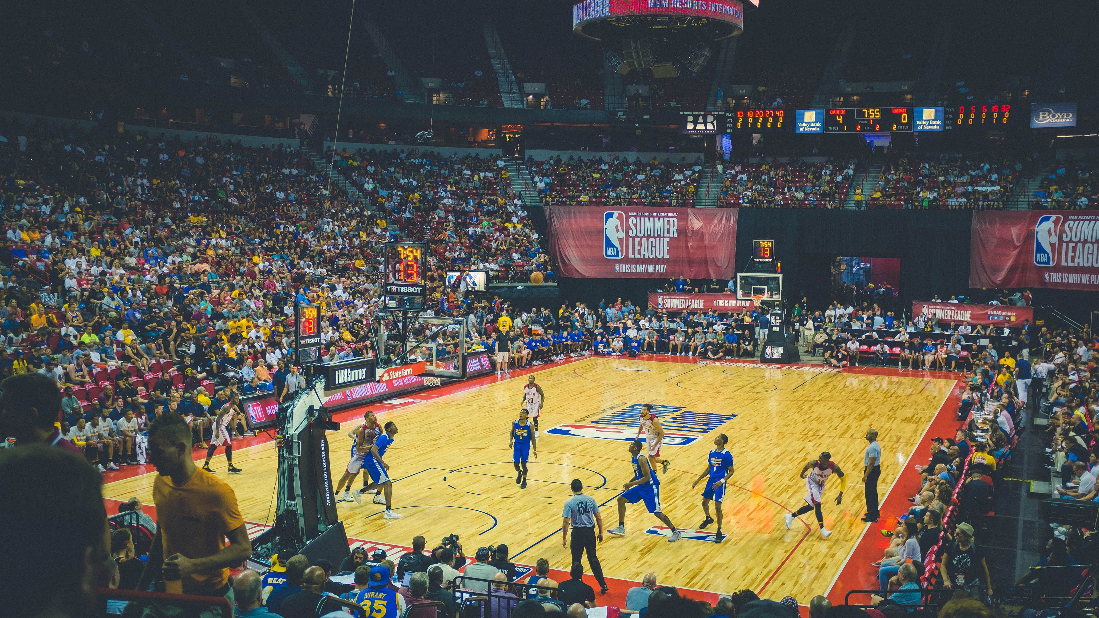 队员宣布休赛,球队战绩遭遇重挫,休赛期球员都在干嘛